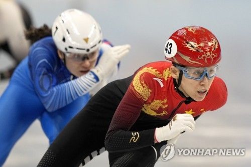 중국 쇼트트랙 대표팀 판커신이 2022년 베이징 동계올림픽에서 레이스를 펼치고 있다. AP/연합뉴스​​​​​​