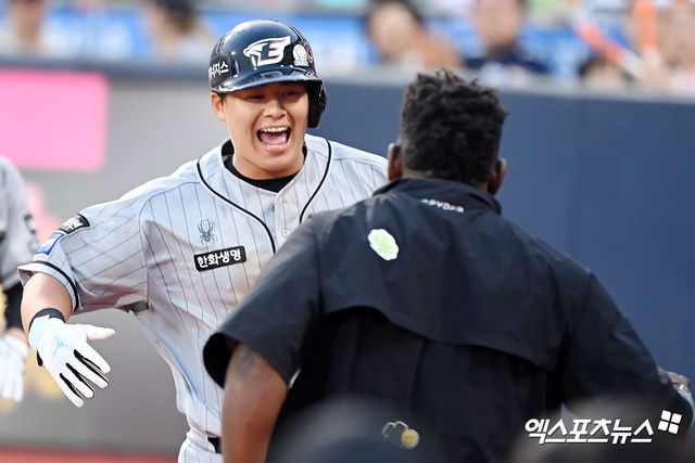 6일 오후 수원KT위즈파크에서 열린 '2024 신한 SOL Bank KBO리그' 한화 이글스와 KT 위즈의 경기, 9회초 한화 노시환이 솔로 홈런을 날린 후 페라자와 세리머니를 하고 있다. 엑스포츠뉴스DB