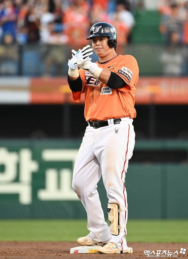 29일 오후 대전한화생명이글스파크에서 열린 '2024 신한 SOL Bank KBO리그' NC 다이노스와 한화 이글스의 경기, 4회말 한화 선두타자 노시환이 2루타를 때려낸 뒤 세리머니를 하고 있다. 엑스포츠뉴스DB