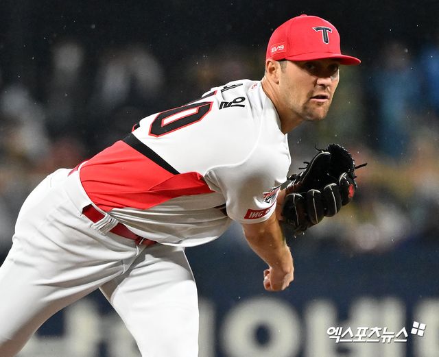 21일 오후 광주기아챔피언스필드에서 열린 '2024 신한 SOL Bank KBO 한국시리즈' 삼성 라이온즈와 KIA 타이거즈의 1차전 경기, 1회초 KIA 선발투수 네일이 공을 힘차게 던지고 있다. 엑스포츠뉴스DB