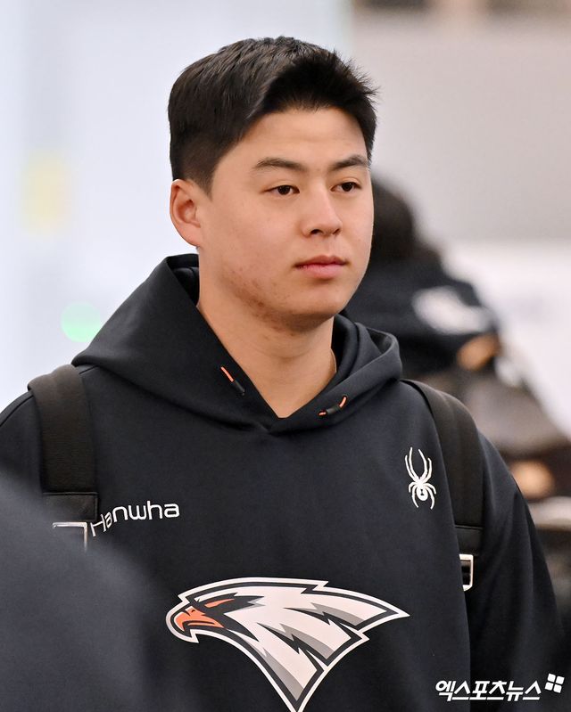 한화 이글스 선수단이 스프링캠프 참가를 위해 22일 오전 인천국제공항을 통해 호주 멜버른으로 출국했다. 한화 노시환이 출국 수속을 밟고 있다. 엑스포츠뉴스DB