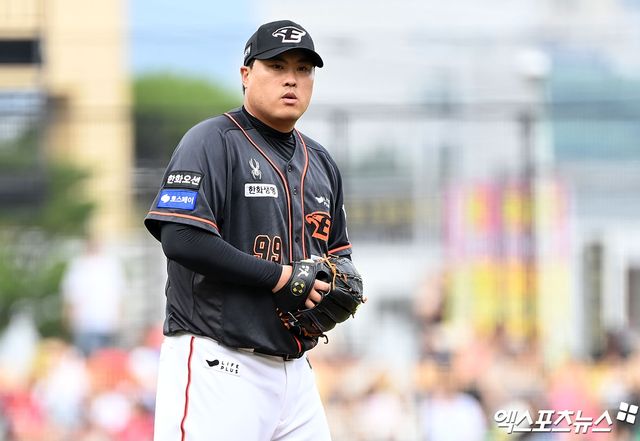 한화 이글스 류현진이 지난 2일부터 황준서 등 소속팀 후배들과 함께 일본 오키나와에서 2025 시즌 대비 훈련에 돌입했다. 사진 엑스포츠뉴스 DB