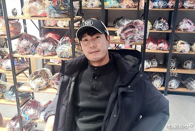 현역 은퇴 뒤 인터뷰에 응한 김재호가 포즈를 취하고 있다. 김근한 기자