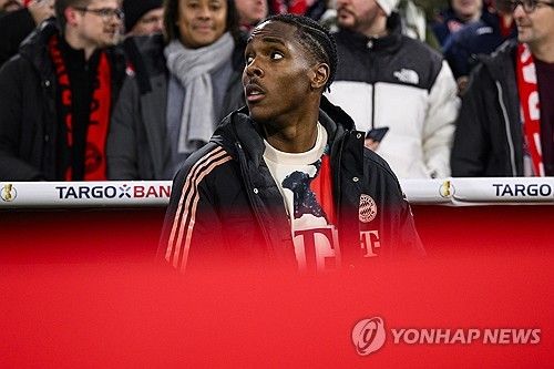 텔이 30일(한국시간) 독일 뮌헨에 있는 알리안츠 아레나에서 열린 뮌헨과 슬로반 브라티슬라바(슬로바키아)와의 2024-2025시즌 유럽축구연맹(UEFA) 챔피언스리그 리그 페이즈 최종전을 치른 뒤, 홈 팬들에게 작별인사를 전했다.&nbsp; 이날 왼쪽 공격수로 선발 출장한 텔은 슈팅 7개를 시도해 유효슈팅 2개를 기록했지만, 득점을 기록하지 못했다. 후반 17분 교체 아웃된 텔은 벤치로 들어가면서 홈팬들에게 손을 들어 인사했다.&nbsp;연합뉴스