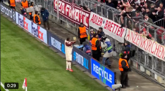 텔이 30일(한국시간) 독일 뮌헨에 있는 알리안츠 아레나에서 열린 뮌헨과 슬로반 브라티슬라바(슬로바키아)와의 2024-2025시즌 유럽축구연맹(UEFA) 챔피언스리그 리그 페이즈 최종전을 치른 뒤, 홈 팬들에게 작별인사를 전했다.&nbsp; 이날 왼쪽 공격수로 선발 출장한 텔은 슈팅 7개를 시도해 유효슈팅 2개를 기록했지만, 득점을 기록하지 못했다. 후반 17분 교체 아웃된 텔은 벤치로 들어가면서 홈팬들에게 손을 들어 인사했다.&nbsp;SNS