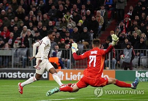 텔이 30일(한국시간) 독일 뮌헨에 있는 알리안츠 아레나에서 열린 뮌헨과 슬로반 브라티슬라바(슬로바키아)와의 2024-2025시즌 유럽축구연맹(UEFA) 챔피언스리그 리그 페이즈 최종전을 치른 뒤, 홈 팬들에게 작별인사를 전했다.&nbsp; 이날 왼쪽 공격수로 선발 출장한 텔은 슈팅 7개를 시도해 유효슈팅 2개를 기록했지만, 득점을 기록하지 못했다. 후반 17분 교체 아웃된 텔은 벤치로 들어가면서 홈팬들에게 손을 들어 인사했다.&nbsp;연합뉴스