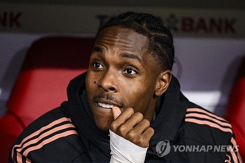 텔이 30일(한국시간) 독일 뮌헨에 있는 알리안츠 아레나에서 열린 뮌헨과 슬로반 브라티슬라바(슬로바키아)와의 2024-2025시즌 유럽축구연맹(UEFA) 챔피언스리그 리그 페이즈 최종전을 치른 뒤, 홈 팬들에게 작별인사를 전했다.&nbsp; 이날 왼쪽 공격수로 선발 출장한 텔은 슈팅 7개를 시도해 유효슈팅 2개를 기록했지만, 득점을 기록하지 못했다. 후반 17분 교체 아웃된 텔은 벤치로 들어가면서 홈팬들에게 손을 들어 인사했다.&nbsp;연합뉴스