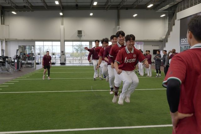 홍원기 감독이 이끄는 키움 히어로즈는 미국 애리조나주에 위치한 메사 애리조나 애슬레틱 그라운드에서 1차 스프링캠프를 진행 중이다. 키움 선수단이 설날을 맞아 단체 줄넘기 대결을 벌이고 있다. 키움 히어로즈