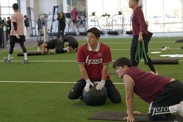 키움 외야수 강진성(가운데)은 비시즌 새 보금자리를 마련했다. 잘했던 시절 자신감을 회복해 새 팀에 보탬이 되고자 힘찬 각오를 밝혔다. 키움 히어로즈