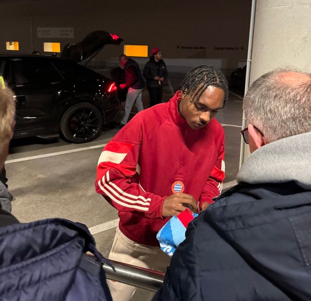 텔이 30일(한국시간) 독일 뮌헨에 있는 알리안츠 아레나에서 열린 뮌헨과 슬로반 브라티슬라바(슬로바키아)와의 2024-2025시즌 유럽축구연맹(UEFA) 챔피언스리그 리그 페이즈 최종전을 치른 뒤, 홈 팬들에게 작별인사를 전했다.&nbsp; 이날 왼쪽 공격수로 선발 출장한 텔은 슈팅 7개를 시도해 유효슈팅 2개를 기록했지만, 득점을 기록하지 못했다. 후반 17분 교체 아웃된 텔은 벤치로 들어가면서 홈팬들에게 손을 들어 인사했다.&nbsp;SNS