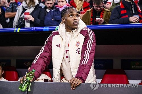 텔이 30일(한국시간) 독일 뮌헨에 있는 알리안츠 아레나에서 열린 뮌헨과 슬로반 브라티슬라바(슬로바키아)와의 2024-2025시즌 유럽축구연맹(UEFA) 챔피언스리그 리그 페이즈 최종전을 치른 뒤, 홈 팬들에게 작별인사를 전했다.&nbsp; 이날 왼쪽 공격수로 선발 출장한 텔은 슈팅 7개를 시도해 유효슈팅 2개를 기록했지만, 득점을 기록하지 못했다. 후반 17분 교체 아웃된 텔은 벤치로 들어가면서 홈팬들에게 손을 들어 인사했다.&nbsp;연합뉴스