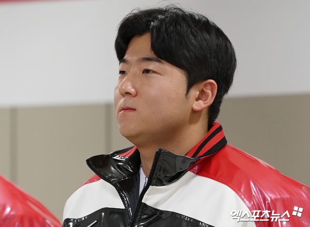 LG 투수 송승기는 상무(국군체육부대)에서 기량을 한 단계 더 끌어올린 뒤 돌아왔다. 이를 바탕으로 2025시즌 팀의 5선발 자리를 따내려는 힘찬 각오를 밝혔다. 엑스포츠뉴스 DB