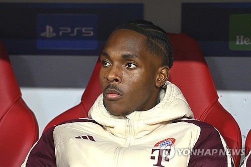 텔이 30일(한국시간) 독일 뮌헨에 있는 알리안츠 아레나에서 열린 뮌헨과 슬로반 브라티슬라바(슬로바키아)와의 2024-2025시즌 유럽축구연맹(UEFA) 챔피언스리그 리그 페이즈 최종전을 치른 뒤, 홈 팬들에게 작별인사를 전했다.&nbsp; 이날 왼쪽 공격수로 선발 출장한 텔은 슈팅 7개를 시도해 유효슈팅 2개를 기록했지만, 득점을 기록하지 못했다. 후반 17분 교체 아웃된 텔은 벤치로 들어가면서 홈팬들에게 손을 들어 인사했다.&nbsp;연합뉴스