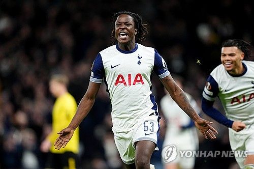 포스테코글루 감독이 이끄는 토트넘이 31일(한국시간) 영국 런던에 있는 토트넘 홋스퍼 스타디움에서 열린 엘프스보리(스웨덴)와의 2024-2025시즌 유럽축구연맹(UEFA) 유로파리그 리그 페이즈 최종전에서 3-0으로 완승을 거두고 16강에 직행했다.&nbsp;안지 포스테코글루 토트넘 홋스퍼 감독이 부상 병동인 선수단을 데리고도 햄스트링을 만지는 제스쳐로 장난을 쳐 팬들의 화를 돋궜다.&nbsp;연합뉴스