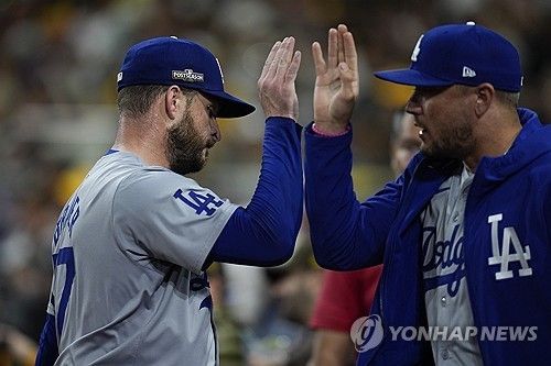 다저스 베테랑 투수 브레이저(왼쪽)는 31일 구단에 방출대기 통보를 받았다. 지난 2023시즌 합류 후 불펜에 활력을 불어넣었지만, 폭풍 보강에 밀려 로스터 한자리를 따내지 못했다. 이적이 유력하다. 연합뉴스 AP