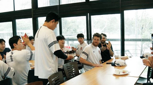 두산 선수단이 31일 시드니 스프링캠프 점심 시간 이날 생일을 맞은 외국인 투수 콜 어빈에게 깜짝 생일 파티를 선사했다. 두산 베어스