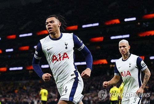 포스테코글루 감독이 이끄는 토트넘이 31일(한국시간) 영국 런던에 있는 토트넘 홋스퍼 스타디움에서 열린 엘프스보리(스웨덴)와의 2024-2025시즌 유럽축구연맹(UEFA) 유로파리그 리그 페이즈 최종전에서 3-0으로 완승을 거두고 16강에 직행했다.&nbsp;안지 포스테코글루 토트넘 홋스퍼 감독이 부상 병동인 선수단을 데리고도 햄스트링을 만지는 제스쳐로 장난을 쳐 팬들의 화를 돋궜다.&nbsp;연합뉴스