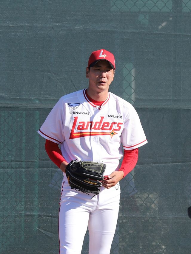 이숭용 감독이 이끄는 SSG 랜더스는 미국 플로리다에서 1차 스프링캠프를 진행 중이다. 김광현이 캠프 첫 불펜 피칭을 실시하고 있다. SSG 랜더스