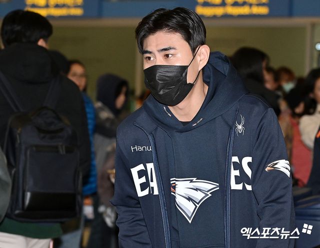 한화 이글스 선수단이 스프링캠프 참가를 위해 22일 오전 인천국제공항을 통해 호주 멜버른으로 출국했다. 한화 심우준이 출국 수속을 밟고 있다. 엑스포츠뉴스DB