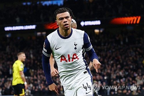 손흥민이 전반 45분을 뛰고로 강렬한 인상을 남겼다. 손흥민은 31일 영국 런던의 토트넘 홋스퍼 경기장에서 열린 2024-2025 유럽축구연맹(UEFA) 유로파리그 리그 페이즈 엘프스보리와의 8차전 홈 경기에서 선발 출전한 뒤 전반전 끝나고 교체아웃됐다. 손흥민은 45분간 드리블을 10번이나 성공시키며 자신의 또 다른 위용을 뽐냈다. 토트넘은 3-0으로 이기며 16강에 직행했다. 연합뉴스