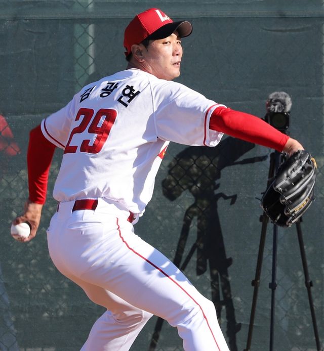 이숭용 감독이 이끄는 SSG 랜더스는 미국 플로리다에서 1차 스프링캠프를 진행 중이다. 김광현이 캠프 첫 불펜 피칭을 실시하고 있다. SSG 랜더스