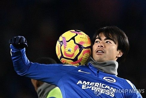 일본 축구대표팀의 에이스인 미토마 가오루가 사우디아라비아의 거액 오퍼를 거절하고 현 소속팀인 프리미어리그 브라이튼에 남는다. 영국 공영방송 BBC는 '브라이튼이 미토마 이적을 계속 거절했고 사우디 알 나스르가 협상장에서 철수했다'고 보도했다. 중계채널 스카이스포츠도 알 나스르의 미토마 영입 작전은 실패로 끝났다. 미토마는 프리미어리그에 남는다고 했다. 알 나스르엔 세계적인 축구스타 크리스티아누 호날두가 뛰고 있다. 연합뉴스