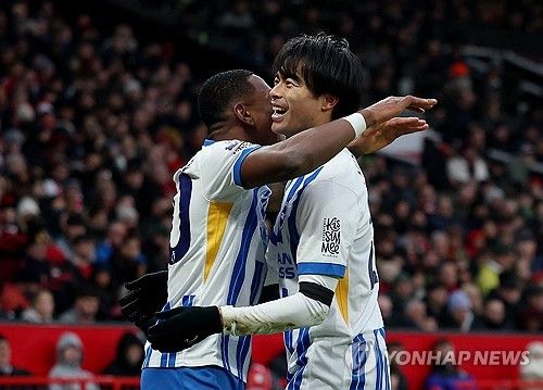 일본 축구대표팀의 에이스인 미토마 가오루가 사우디아라비아의 거액 오퍼를 거절하고 현 소속팀인 프리미어리그 브라이튼에 남는다. 영국 공영방송 BBC는 '브라이튼이 미토마 이적을 계속 거절했고 사우디 알 나스르가 협상장에서 철수했다'고 보도했다. 중계채널 스카이스포츠도 알 나스르의 미토마 영입 작전은 실패로 끝났다. 미토마는 프리미어리그에 남는다고 했다. 알 나스르는 애스턴 빌라 스트라이커 혼 두란을 영입한 뒤 미토마까지 노렸다. 연합뉴스