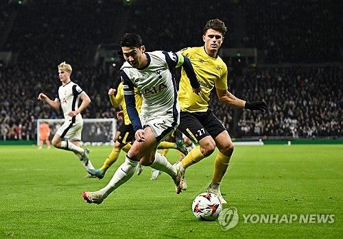 손흥민이 전반 45분을 뛰고로 강렬한 인상을 남겼다. 손흥민은 31일 영국 런던의 토트넘 홋스퍼 경기장에서 열린 2024-2025 유럽축구연맹(UEFA) 유로파리그 리그 페이즈 엘프스보리와의 8차전 홈 경기에서 선발 출전한 뒤 전반전 끝나고 교체아웃됐다. 손흥민은 45분간 드리블을 10번이나 성공시키며 자신의 또 다른 위용을 뽐냈다. 토트넘은 3-0으로 이기며 16강에 직행했다. 연합뉴스