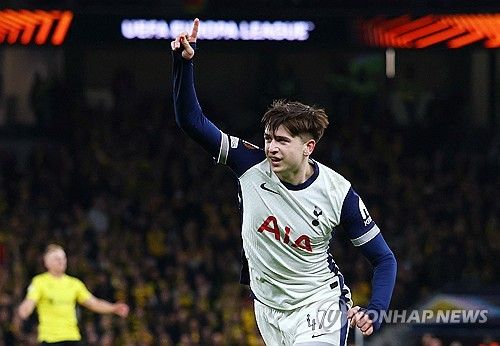 손흥민이 전반 45분을 뛰고로 강렬한 인상을 남겼다. 손흥민은 31일 영국 런던의 토트넘 홋스퍼 경기장에서 열린 2024-2025 유럽축구연맹(UEFA) 유로파리그 리그 페이즈 엘프스보리와의 8차전 홈 경기에서 선발 출전한 뒤 전반전 끝나고 교체아웃됐다. 손흥민은 45분간 드리블을 10번이나 성공시키며 자신의 또 다른 위용을 뽐냈다. 토트넘은 3-0으로 이기며 16강에 직행했다. 연합뉴스