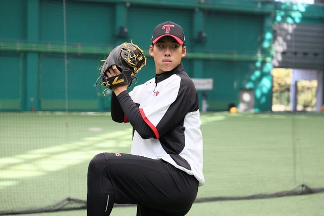 LG 투수 추세현은 다가올 2025시즌 데뷔 첫해를 맞이한다. 고교 시절 투타 모두에서 재능을 뽐냈지만, 프로에서 투수로 나서 LG 마운드에 큰 힘이 되려 한다. LG 트윈스