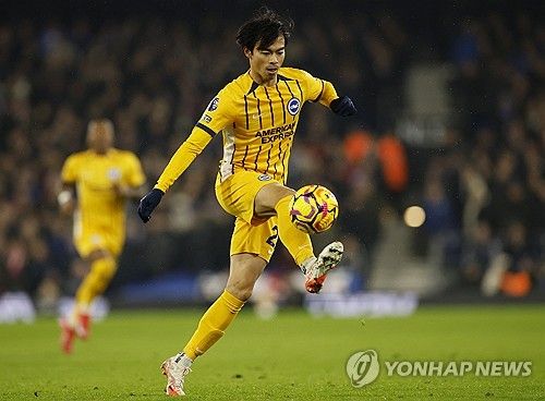 일본 축구대표팀의 에이스인 미토마 가오루가 사우디아라비아의 거액 오퍼를 거절하고 현 소속팀인 프리미어리그 브라이튼에 남는다. 영국 공영방송 BBC는 '브라이튼이 미토마 이적을 계속 거절했고 사우디 알 나스르가 협상장에서 철수했다'고 보도했다. 중계채널 스카이스포츠도 알 나스르의 미토마 영입 작전은 실패로 끝났다. 미토마는 프리미어리그에 남는다고 했다. 알 나스르는 애스턴 빌라 스트라이커 혼 두란을 영입한 뒤 미토마까지 노렸다. 연합뉴스