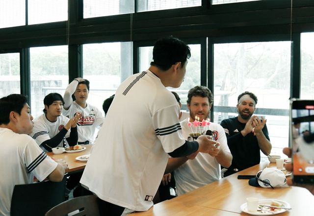 두산 선수단이 31일 시드니 스프링캠프 점심 시간 이날 생일을 맞은 외국인 투수 콜 어빈에게 깜짝 생일 파티를 선사했다. 두산 베어스