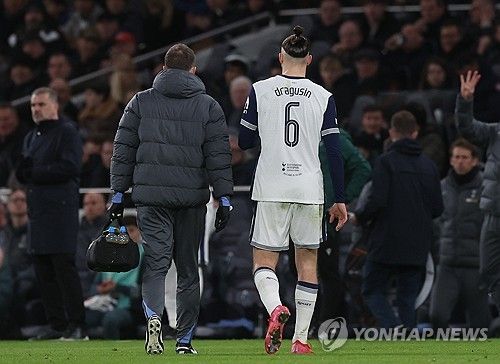 포스테코글루 감독이 이끄는 토트넘이 31일(한국시간) 영국 런던에 있는 토트넘 홋스퍼 스타디움에서 열린 엘프스보리(스웨덴)와의 2024-2025시즌 유럽축구연맹(UEFA) 유로파리그 리그 페이즈 최종전에서 3-0으로 완승을 거두고 16강에 직행했다.&nbsp;안지 포스테코글루 토트넘 홋스퍼 감독이 부상 병동인 선수단을 데리고도 햄스트링을 만지는 제스쳐로 장난을 쳐 팬들의 화를 돋궜다.&nbsp;연합뉴스