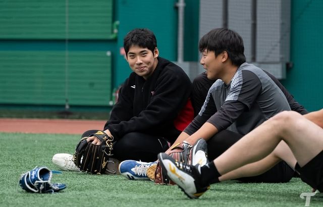 LG 투수 추세현(왼쪽)은 다가올 2025시즌 데뷔 첫해를 맞이한다. 고교 시절 투타 모두에서 재능을 뽐냈지만, 프로에서 투수로 나서 LG 마운드에 큰 힘이 되려 한다. LG 트윈스