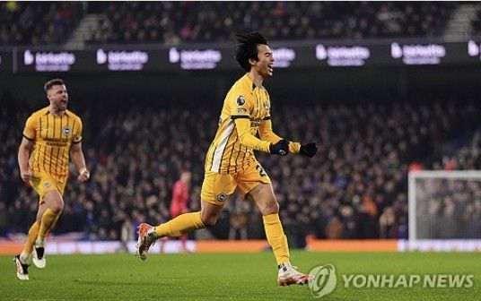 일본 축구대표팀의 에이스인 미토마 가오루가 사우디아라비아의 거액 오퍼를 거절하고 현 소속팀인 프리미어리그 브라이튼에 남는다. 영국 공영방송 BBC는 '브라이튼이 미토마 이적을 계속 거절했고 사우디 알 나스르가 협상장에서 철수했다'고 보도했다. 중계채널 스카이스포츠도 알 나스르의 미토마 영입 작전은 실패로 끝났다. 미토마는 프리미어리그에 남는다고 했다. 알 나스르엔 세계적인 축구스타 크리스티아누 호날두가 뛰고 있다. 연합뉴스