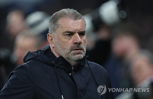 포스테코글루 감독이 이끄는 토트넘이 31일(한국시간) 영국 런던에 있는 토트넘 홋스퍼 스타디움에서 열린 엘프스보리(스웨덴)와의 2024-2025시즌 유럽축구연맹(UEFA) 유로파리그 리그 페이즈 최종전에서 3-0으로 완승을 거두고 16강에 직행했다.&nbsp;안지 포스테코글루 토트넘 홋스퍼 감독이 부상 병동인 선수단을 데리고도 햄스트링을 만지는 제스쳐로 장난을 쳐 팬들의 화를 돋궜다.&nbsp;연합뉴스