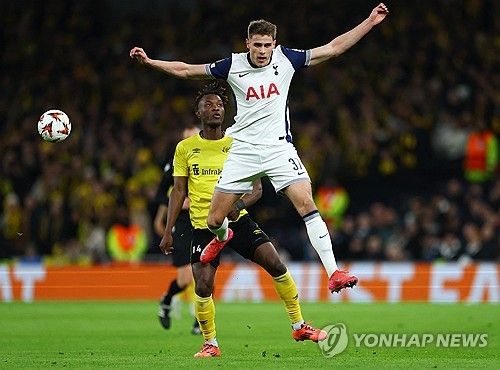 포스테코글루 감독이 이끄는 토트넘이 31일(한국시간) 영국 런던에 있는 토트넘 홋스퍼 스타디움에서 열린 엘프스보리(스웨덴)와의 2024-2025시즌 유럽축구연맹(UEFA) 유로파리그 리그 페이즈 최종전에서 3-0으로 완승을 거두고 16강에 직행했다.&nbsp;안지 포스테코글루 토트넘 홋스퍼 감독이 부상 병동인 선수단을 데리고도 햄스트링을 만지는 제스쳐로 장난을 쳐 팬들의 화를 돋궜다.&nbsp;연합뉴스