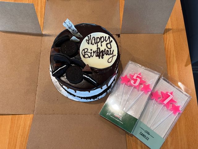 두산 선수단이 31일 시드니 스프링캠프 점심 시간 이날 생일을 맞은 외국인 투수 콜 어빈에게 깜짝 생일 파티를 선사했다. 두산 베어스