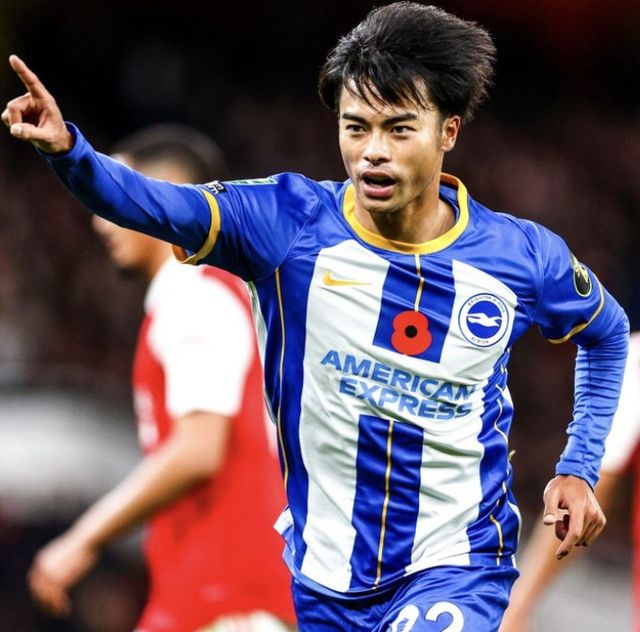 일본 축구대표팀의 에이스인 미토마 가오루가 사우디아라비아의 거액 오퍼를 거절하고 현 소속팀인 프리미어리그 브라이튼에 남는다. 영국 공영방송 BBC는 '브라이튼이 미토마 이적을 계속 거절했고 사우디 알 나스르가 협상장에서 철수했다'고 보도했다. 중계채널 스카이스포츠도 알 나스르의 미토마 영입 작전은 실패로 끝났다. 미토마는 프리미어리그에 남는다고 했다. 알 나스르는 애스턴 빌라 스트라이커 혼 두란을 영입한 뒤 미토마까지 노렸다.