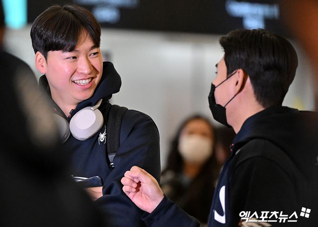 한화 이글스 선수단이 스프링캠프 참가를 위해 22일 오전 인천국제공항을 통해 호주 멜버른으로 출국했다. 한화 엄상백과 심우준이 출국 수속을 밟고 있다. 엑스포츠뉴스DB