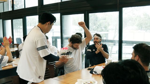 두산 선수단이 31일 시드니 스프링캠프 점심 시간 이날 생일을 맞은 외국인 투수 콜 어빈에게 깜짝 생일 파티를 선사했다. 두산 베어스