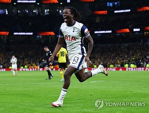 손흥민이 전반 45분을 뛰고로 강렬한 인상을 남겼다. 손흥민은 31일 영국 런던의 토트넘 홋스퍼 경기장에서 열린 2024-2025 유럽축구연맹(UEFA) 유로파리그 리그 페이즈 엘프스보리와의 8차전 홈 경기에서 선발 출전한 뒤 전반전 끝나고 교체아웃됐다. 손흥민은 45분간 드리블을 10번이나 성공시키며 자신의 또 다른 위용을 뽐냈다. 토트넘은 3-0으로 이기며 16강에 직행했다. 연합뉴스