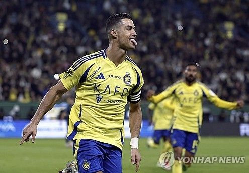 일본 축구대표팀의 에이스인 미토마 가오루가 사우디아라비아의 거액 오퍼를 거절하고 현 소속팀인 프리미어리그 브라이튼에 남는다. 영국 공영방송 BBC는 '브라이튼이 미토마 이적을 계속 거절했고 사우디 알 나스르가 협상장에서 철수했다'고 보도했다. 중계채널 스카이스포츠도 알 나스르의 미토마 영입 작전은 실패로 끝났다. 미토마는 프리미어리그에 남는다고 했다. 알 나스르엔 세계적인 축구스타 크리스티아누 호날두가 뛰고 있다. 연합뉴스