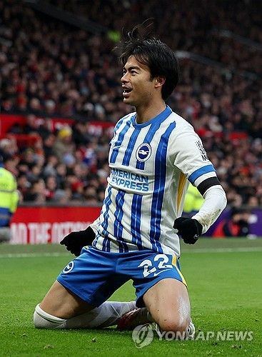 일본 축구대표팀의 에이스인 미토마 가오루가 사우디아라비아의 거액 오퍼를 거절하고 현 소속팀인 프리미어리그 브라이튼에 남는다. 영국 공영방송 BBC는 '브라이튼이 미토마 이적을 계속 거절했고 사우디 알 나스르가 협상장에서 철수했다'고 보도했다. 중계채널 스카이스포츠도 알 나스르의 미토마 영입 작전은 실패로 끝났다. 미토마는 프리미어리그에 남는다고 했다. 알 나스르는 애스턴 빌라 스트라이커 혼 두란을 영입한 뒤 미토마까지 노렸다. 연합뉴스