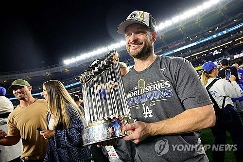 다저스 베테랑 투수 브레이저는 31일 구단에 방출대기 통보를 받았다. 지난 2023시즌 합류 후 불펜에 활력을 불어넣었지만, 폭풍 보강에 밀려 로스터 한자리를 따내지 못했다. 이적이 유력하다. 연합뉴스 AFP