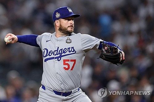 다저스 베테랑 투수 브레이저는 31일 구단에 방출대기 통보를 받았다. 지난 2023시즌 합류 후 불펜에 활력을 불어넣었지만, 폭풍 보강에 밀려 로스터 한자리를 따내지 못했다. 이적이 유력하다. 연합뉴스 AFP