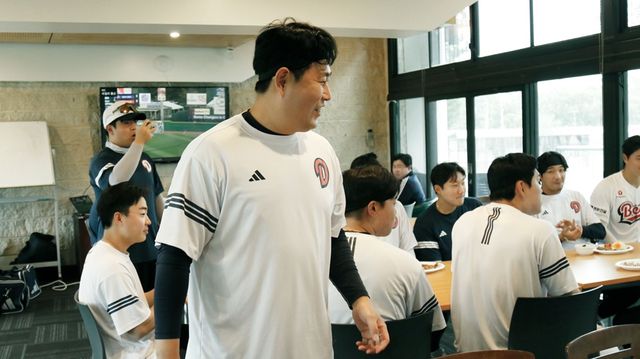 두산 선수단이 31일 시드니 스프링캠프 점심 시간 이날 생일을 맞은 외국인 투수 콜 어빈에게 깜짝 생일 파티를 선사했다. 두산 베어스