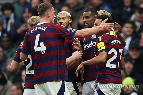 손흥민이 또다시 혹평을 들었다. 뉴캐슬 유나이티드와의 경기 선발 명단에서 제외됐던 손흥민은 후반 17분경 교체를 통해 그라운드를 밟았지만 추가시간을 포함해 38분여 정도 뛰는 동안 별다른 활약을 보여주지 못했다. 안지 포스테코글루 감독은 뉴캐슬에 역전을 허용한 상황에서 손흥민을 반전 카드로 꺼냈지만 결과적으로 좋지 않은 선택이 됐다. 사진 연합뉴스