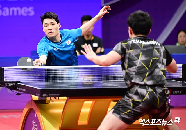 30일 오후 중국 항저우 궁수 캐널 스포츠파크 체육관(GSP Gymnasium)에서 열린 '2022 항저우 아시안게임' 남자탁구 단식 8강전 대한민국 장우진과 일본 하리모토 토모카즈경기, 대한민국 장우진이 경기스코어 4:3 역전승을 거뒀다. 대한민국 장우진이 경기에 임하고 있다. 엑스포츠뉴스DB