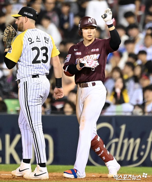 14일 오후 서울 송파구 잠실야구장에서 열린 '2024 신한 SOL Bank KBO리그' 키움 히어로즈와 LG 트윈스의 경기, 8회초 2사 1,3루 키움 김혜성이 1타점 적시타를 날린 후 세리머니를 하고 있다. 엑스포츠뉴스 DB
